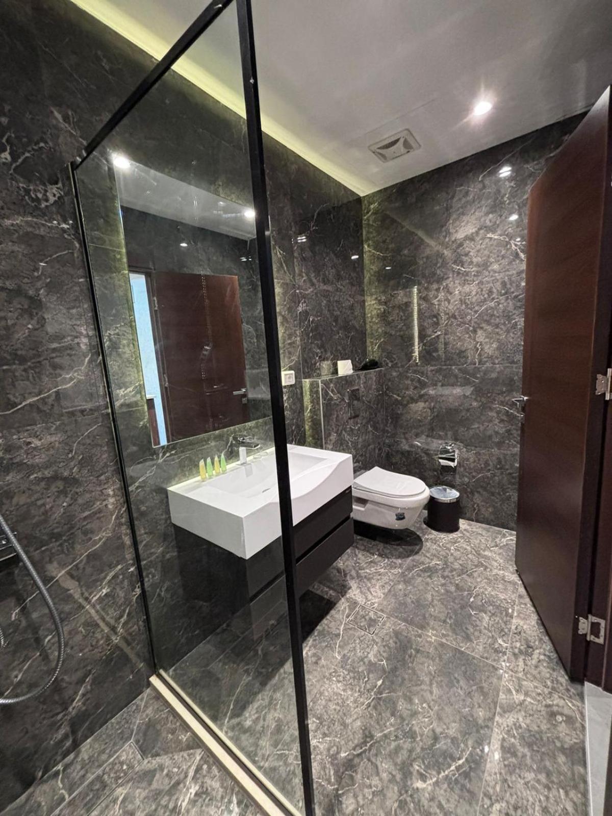 Seas Hotel Amman Buitenkant foto